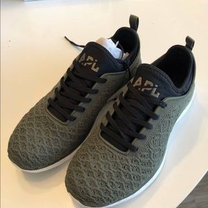 APL shoes size 8.5 new in box!
